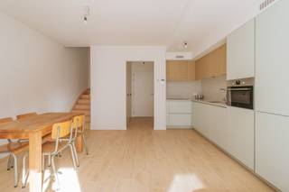 <p>In de autoluwe nieuwbouwwijk <strong>MIDDEN </strong>bevindt zich dit stijlvolle duplexappartement dat hedendaags wooncomfort combineert met een uitzonderlijk centrale ligging. Hier woont u in alle rust, terwijl winkels, scholen, horeca en dagelijkse voorzieningen zich op wandelafstand bevinden.</p><p>Het appartement beschikt over twee slaapkamers, waarvan één met een ensuite badkamer. Daarnaast is er een tweede, aparte badkamer die extra comfort biedt voor bewoners en gasten. Zowel aan de leefruimte als aan de slaapkamers geniet u van een zonnig terras, waardoor u op elk moment van de dag een aangename buitenruimte ter beschikking heeft.</p><p>Ook praktisch heeft deze woning heel wat te bieden. Zo beschikt u over een autostaanplaats in de ondergrondse garage, een gemeenschappelijke fietsenberging én een private kelderberging. Ook de ruimte berging in het appartement is een mooie troef.Bovendien gebeurt de verkoop onder het stelsel van registratierechten en niet onder het btw-stelsel.</p><p><br /></p><p>De locatie is zonder twijfel een van de grootste troeven. Vanuit de wijk MIDDEN wandelt u vlot naar de bakker, beenhouwer, supermarkt, scholen, gezellige horecazaken en het handelscentrum van Boechout. Bovendien zijn trein, tram en bus vlakbij, waardoor ook Antwerpen en de omliggende gemeenten uitstekend bereikbaar zijn.</p><p><br /></p><p><strong>Extra troeven</strong></p><ul><li>Terras aan de leefruimte én aan de slaapkamers</li><li>2 aparte toiletten</li><li>Twee slaapkamers en twee badkamers</li><li>Ondergrondse autostaanplaats</li><li>Fietsenberging en private kelderberging met fietslift</li><li>Rustige, kindvriendelijke woonomgeving</li><li>Energiezuinig en instapklaar wooncomfort</li></ul><p>Een ideale woonplek voor wie rustig wil wonen in een moderne omgeving, zonder in te boeten aan bereikbaarheid en dagelijkse voorzieningen.</p>