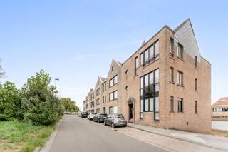 Dit gezellig appartement is centraal gelegen in Zeebrugge en biedt een mooi open zicht op het parkje. De grote raampartijen zorgen voor veel lichtinval en een aangenaam gevoel van ruimte. Het appartement beschikt over een praktische berging, een extra kelderberging en een zuidgericht terras. Een garage is inbegrepen in de prijs en er is de mogelijkheid om een tweede garage bij aan te kopen. Het appartement is enkel bereikbaar via trap en vormt een ideale woonst of investering aan de kust. Interese? Contacteer makelaar Stéphanie 0472778660 of stephanie@keyimmo.be voor meer informatie.