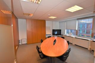 Kantoren te huur in het hart van de Europese wijk. Makelijk bereikbaar via het openbaar vervoer. Het kantoor is heel efficiënt ingericht met twee vergaderzalen, een keuken en verschillende aparte kantoren. Een ideale opportuniteit voor bedrijven op zoek naar kantoren op een toplocatie aan interessante voorwaarden. <br /><br />4 parkings: 1750€/plaats/jaar