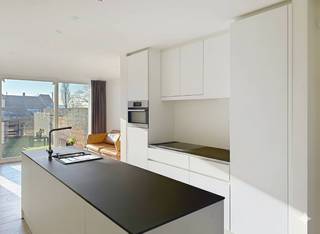 Deze lichtrijke rijwoning te huur in Oostende is gelegen in een rustige residentiële wijk vlak bij tal van voorzieningen zoals winkels,...