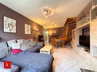 <p>Deze interessant geprijsde woning heeft een bewoonbare oppervlakte van 120 m² op een perceel van 97 m² en beschikt over een voor- en achtertuin, drie slaapkamers en een zolder.</p><p> </p><p>Bij het binnenkomen komt u terecht in de lichtrijke leefruimte met een open indeling, die aansluit op de keuken. </p><p>Nabij de keuken bevindt zich een veranda/bergruimte die vervolgens uitgeeft op de achtertuin, volledig aangelegd als terras.</p><p>Op de eerste verdieping bevindt zich een ruime slaapkamer en een badkamer met ligbad, wastafel, toilet en ruimte voor uw wasmachine en droogkast.</p><p> </p><p>De tweede verdieping is bereikbaar via een vaste trap en telt twee slaapkamers.</p><p>Via een vlizotrap bereikt u de zolderkamer.</p><p> </p><p>De hoge EPC-score is voornamelijk toe te kennen aan de elektrische verwarmingstoestellen. </p><p>Mits het plaatsen van airco's, verwarmt en koelt u via een warmtepomp, wat een aanzienlijke impact zal hebben op de EPC-score.</p><p>Voeg een kleine installatie zonnepanelen toe en deze EPC-score zakt aanzienlijk. </p><p> </p><p>De woning is gelegen in Beveren-Waas, op korte afstand van winkels, scholen, openbaar vervoer en belangrijke invalswegen.</p><p> </p>