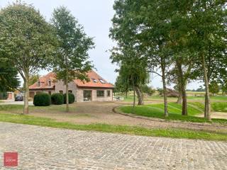 Uniek eigendom te bereiken via private toegangsdreef. Villa bestaande uit een inkomhall, groot bureel, ruime living, zitplaats met open...