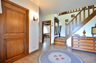 Aan de voet van de Hotond, bevindt zich deze charmante villa op een toplocatie aan de stadsrand. Hier geniet u van rust, comfort en privacy, terwijl alle nodige voorzieningen zich in de nabije omgeving bevinden. Deze instapklare woning beschikt over een <strong>gunstig EPC-label</strong>, waardoor er geen renovatieplicht geldt. Bovendien is de <strong>elektrische installatie conform</strong> en werd de woning <strong>asbestveilig</strong> verklaard. Kortom, als koper kan u hier zorgeloos intrekken en inrichten naar eigen smaak zonder enige tijdsdruk.<br /><br />Via de inkomhal met gastentoilet, komt u terecht in de bijzonder ruime en lichtrijke woon- en leefruimte. Deze staat in verbinding met de veranda en het balkon, waar u kunt genieten van het uitzicht op de tuin. Verder vinden we op het gelijkvloers een landelijke keuken uitgerust met alle nodige toestellen, een badkamer en twee volwaardige slaapkamers.<br />Op de bovenverdieping bevinden zich een ruime nachthal, een derde slaapkamer en een uitzonderlijk ruime zolderkamer met aansluitende kitchenette en extra slaapkamer. Deze verdieping biedt tal van mogelijkheden, zoals een hobbyruimte of afzonderlijk woongedeelte/co-housing/kangoeroe-woning.<br /><br />De woning is <strong>volledig onderkelderd</strong> en beschikt onder meer over een garage, wasplaats en bijzonder veel bergruimte. Ideaal voor zelfstandigen/gezinnen die opzoek zijn naar extra ruimte. Daarnaast is er nog een carport, een volledig aangelegd terras aansluitend aan de keuken, een alarminstallatie, regenwaterputten met inhoud van 15.000l en 26 zonnepanelen aanwezig<br /><br />Meer info? Contacteer Kyamo De Smet: 0479 06 13 71