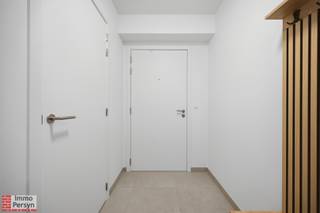 Dit nieuwbouwappartement is op zoek naar de eerste bewoners. Het bevindt zich op de eerste verdieping van een modern gebouw en biedt een perfecte combinatie van luxe, ruimte en duurzaamheid. Het gebouw is voorzien van een lift, waardoor het appartement voor iedereen vlot toegankelijk is.<br /><br />Het appartement is gelegen in het centrum van Scherpenheuvel waar de wekelijkse markt plaatsvindt en beschikt over een overdekt en ruim terras, ideaal voor ontspannen momenten.<br /><br />Het gebouw voldoet aan de laatste energienormen, wat zorgt voor lage energiekosten.<br /><br /><u><strong>Indeling: </strong></u><br /><u><strong>1ste verdieping: </strong></u>inkomhal, berging, 2 slaapkamers, leefruimte met open keuken en toegang tot het overdekte terras, apart toilet, badkamer met inloopdouche<br /><u><strong>Kelder: </strong></u>autostaanplaats en kelderberging<br /><br />Het appartement is onmiddellijk beschikbaar.<br />Maandelijkse gemeenschappelijke kosten bedragen € 85,00.<br /><br />Is jouw interesse gewekt? Neem dan vandaag nog contact op met ons via verhuur@immopersyn.be of 013 444 008.