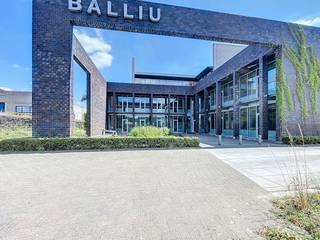 Dit lichtrijke kantoor te huur bevindt zich vlakbij de op- en afrit E17 te Lokeren, waardoor het van een zeer vlotte bereikbaarheid met de wagen geniet. Daarnaast beschikt het pand over 5 parkeerplaatsen en een ruim terras. Oppervlaktes:- Kantoor: 355 m²- Terras: 80 m²- 5 parkeerplaatsenSpecificaties:- Bouwjaar: 2010- Sanitair- Lift- Kitchenette- Houten vloer- Ruim terras- Branddetectie- Ventilatie- Airco warm-koud- Centrale verwarming op gas- Badgesysteem- Onthaal tijdens kantoorurenBeschikbaarheid:Onmiddellijk beschikbaar.Bent u geïnteresseerd in dit kantoor te huur in Lokeren? Aarzel dan niet om ons te contacteren op het nummer 09 245 35 35 of via business.gent@dewaele.com.