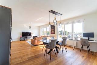 <p>Dit lichtrijke appartement van ca. 125 m² combineert twee volwaardige slaapkamers met een gunstig EPC B. Gelegen op de tweede verdieping van een klein gebouw, geniet u bovendien van veel natuurlijke lichtinval en een open uitzicht.<br /><br />Via de inkomhal bereiken we de ruime woon- en eetkamer met parketvloer, waar de grote raampartijen en de oppervlakte verschillende mogelijkheden bieden voor de inrichting. De aparte keuken sluit hierop aan en beschikt over de nodige ruimte voor dagelijks comfort.</p><p>Het appartement telt twee ruime slaapkamers, waardoor het eveneens interessant is voor wie naast een slaapkamer graag een extra bureau-, hobby- of logeerkamer voorziet. De badkamer en overige voorzieningen vervolledigen het geheel. Daarnaast beschikt het appartement over een ruim terras en een privatieve kelderberging. Ook op technisch niveau is het appartement volledig in orde; de elektrische installatie werd recent conform gekeurd en met de nieuwe elektrische rolluiken bent u verzekerd van een energiezuinige en zorgeloze woonst.<br /><br />Tenslotte is de ligging ook een absolute troef. Op wandelafstand bevindt zich het centrum van Aartselaar met winkels, scholen, kinderopvang en alle dagelijkse voorzieningen. De bekende winkels langs de A12 liggen vlakbij en dankzij de centrale ligging tussen Antwerpen en Brussel geniet u van een uitstekende bereikbaarheid in beide richtingen. Ideaal voor wie dagelijks pendelt naar Antwerpen of Brussel en op zoek is naar een centrale uitvalsbasis.<br /><br />Het appartement beschikt niet over een eigen parkeerplaats, maar parkeren kan onder de overbouw, of op de nabijgelegen parkings.<br />Het dak van het appartementsgebouw werd geïsoleerd en de gemeenschappelijke (syndicus)kosten bedragen ongeveer € 50.<br /><br />Kortweg: een appartement met lage kosten, verrassend veel woonruimte voor zijn prijsklasse, interessant voor starters, koppels of wie op zoek is naar een betaalbare woning.<br /><br />Interesse? Neem gerust contact op voor meer informatie of een bezichtiging via: info@markasa.be of 03/827.72.92<br /> </p>