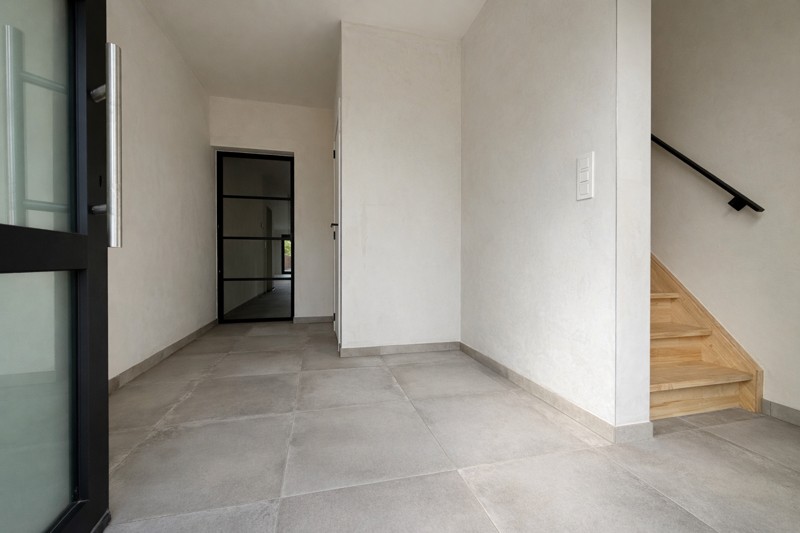 Ruime gezinswoning (A) met 3 slaapkamers, inpandige garage met doorgang naar de tuin, dressing, bureelruimte en zonnige tuin op 536m2 - foto 2