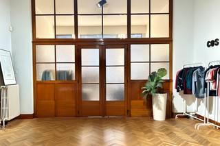 Deze unieke kantoorruimte van ca 100 m² is gelegen op het gelijkvloers aan de linkse zijde van het gebouw, een uitstekende locatie aan de...