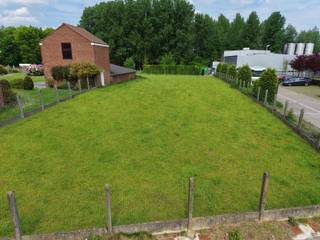 Bent u op zoek naar een ruime bouwgrond op een rustige, groene locatie? Deze mooie bouwgrond van 10 are 16 centiare (1.016 m²) is gelegen in het landelijke en charmante Strijtem en biedt heel wat mogelijkheden voor wie droomt van een vrijstaande woning.

De bouwgrond is geschikt voor open bebouwing, met een indicatieve bouwbreedte van ongeveer 9 meter en een bouwdiepte van circa 12 meter. De bebouwbare oppervlakte bedraagt ongeveer 130 m². Daarnaast is een afzonderlijke garage van circa 3,5 m x 8 m toegestaan.

De verkavelingsaanvraag is momenteel ingediend. De definitieve bouwvoorschriften zijn bijgevolg nog niet beschikbaar en kunnen nog wijzigen. De vermelde afmetingen en mogelijkheden zijn dan ook indicatief.

Dankzij de groene omgeving en het mooie open uitzicht geniet u hier van een aangename, landelijke woonomgeving met veel potentieel om uw droomwoning te realiseren.

Heeft u interesse of wenst u meer informatie over de mogelijkheden? Aarzel dan niet om ons te contacteren voor meer informatie of een bezoek ter plaatse.