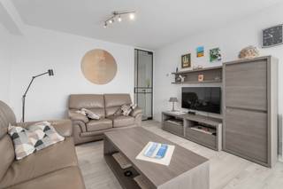 In het bruisende centrum van Wenduine, vlakbij het strand, van Wenduine winkels, horeca en openbaar vervoer, bevindt zich dit volledig gerenoveerde en instapklare appartement. Gelegen op de vijfde verdieping geniet je hier van een prachtig open zicht én een zonnige leefruimte met zuidgericht terras.
Bij binnenkomst word je verwelkomd in de gezellige woonkamer via een stijlvolle glazen deur. De open keuken sluit hier mooi op aan en creëert een ruim en licht gevoel. Verder beschikt het appartement over twee slaapkamers, een badkamer met inloopdouche en lavabo en een afzonderlijk toilet.
Op de gelijkvloerse verdieping is er een ruime privatieve berging inbegrepen bij het appartement.
Dit appartement werd in 2024 volledig en met smaak gerenoveerd en is dus volledig instapklaar. Dankzij de ligging aan de achterkant van de Zeedijk geniet je van de nabijheid van de zee en de zonnige oriëntatie.
Ben je op zoek naar een stijlvol afgewerkt appartement in Wenduine met open zicht en veel lichtinval? Neem dan zeker contact op met Els via 0468 13 77 64 of els@keyimmo.be voor meer info of een bezoek!
Benieuwd naar de waarde van jouw eigendom? Wij staan je graag bij met onze kennis van de markt en bieden je een gratis en vrijblijvende waardebepaling aan.