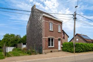 <strong>Te renoveren 3-gevelwoning op een groot terrein van bijna 12are, ideaal gelegen in een landelijke omgeving tussen het centrum van Everberg en Meerbeek.</strong><br />Gelijkvloers: Woonkamer welke opgesplitst in woon -en eetkamer, keuken en badkamer. Vanuit de keuken is er toegang naar het terras en de grote tuin.<br />Eerste verdieping: 2 slaapkamers (18m2 en 11m2).<br />Zolderverdieping: 2 deels afgewerkte slaapkamers (16,5m2 en 14m2).<br />Kelderverdieping: kelder van +/- 35m2.