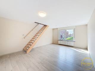 2 slaapkamerappartement te NieuwkerkeDit appartement beschikt over een ruime inkom met wasplaats.Op het eerste verdiep is er een leefruimte met...