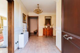 Breng een bezoek aan deze robuuste en ruime halfopen bebouwing in bijzonder goede staat van onderhoud. Deze woning omvat een ruime inkomhall met gastentoilet en verder een lichtrijke leefruimte met inbouwcassette. De keuken is volledig ingericht en geeft u zicht op tuin en terras. Het gelijkvloers omvat verder een ruime slaapkamer, een badkamer, wasplaats alsook een bureel (ideaal voor vrij beroep). Op het verdiep bevinden zich nog 2 ruime kamers en een badkamer met wasmeubel, douche en toilet. Eveneens is er een grote zolder (eventueel om te toveren tot een vierde kamer). De woning staat op een hoge en droge kelder met inpandige grote garage! Overal dubbele beglazing en zonnepanelen. Instapklaar! Voor meer inlichtingen of een bezoek, contacteer Veronique 0483/676579