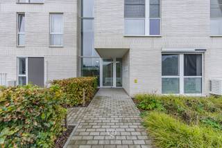 Dit recente appartement werd opgeleverd in 2023 en is voorzien van alle luxe en hedendaags comfort. Zo beschikt dit appartement onder andere over een BVO van 80 m² en een EPC-score van 45 kWh/(m² jaar).<br /><br />Qua indeling is er een inkomhal voorzien met gastentoilet, die leidt naar de ruime en lichtrijke leefruimte met open, geïnstalleerde keuken, die naadloos aansluit op het ruime terras.<br />De inkomhal is tevens voorzien van een maatwerkkast met legplanken en kapstokruimte. <br />Verder is er één ruime slaapkamer voorzien met ingemaakte kledingkast, een badkamer met inloopdouche en dubbele lavabo én een berging met onder andere aansluitingen voor de wasmachine en droogkast.<br /><br />Dit appartement is technisch volledig in orde en voorzien van onder andere vloerverwarming, een E-peil onder de 30, een conforme elektrische keuring, ventilatiesysteem type D, (zonne)screens met afstandsbediening aan alle ramen voorzien, extra stopcontacten ingewerkt in de vloer, ... . <br />Het appartement wordt gemeubeld aangeboden.<br /><br />Bij het appartement horen een ondergrondse autostaanplaats, een bovengrondse autostaanplaats én een kelderberging voor extra stockage, allen inbegrepen in de vraagprijs.<br />Er is eveneens een gemeenschappelijke fietsenstalling voorzien. <br /><br />De ligging, zowel in het centrum van de gemeente als aan de Schelde, is uitzonderlijk te noemen. Winkels, horeca ... bevinden zich op wandelafstand.<br />De nabijheid van de Schelde zorgt voor eindeloos fiets-, loop- en wandelplezier.<br /><br />Ook het mobipunt, het treinstation van Gavere-Asper, alsook de verbindingsweg N60, zorgen voor een vlotte bereikbaarheid richting Oudenaarde en Gent.<br /><br />Kortom, bent u op zoek naar een hedendaags appartement, voor eigen bewoning of als investering? Dan nodigen wij u graag uit voor een vrijblijvend bezoek ter plaatse.