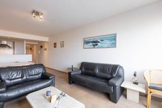 - Frontaal zeezicht<br />- Drie slaapkamers<br />- Zonnig terras <br /><br />Bent u op zoek naar een prachtig appartement aan de Belgische kust?<br />Dit instapklare appartement biedt frontaal zeezicht, drie ruime slaapkamers en een zonnig terras aan de achterzijde.<br />Op wandelafstand van alle gezellige winkels en horecazaken, het Casino, de Grote Post, het openbaar vervoer, en zoveel meer... <br /><br />Indeling: inkom, gezellige leefruimte met fantastisch zicht op zee tot in Zeebrugge, moderne keuken uitgerust met de nodige apparatuur, nachthal, slaapkamer met eigen douchecel, twee volwaardige slaapkamers die uitgeven op zonnig terras, badkamer voorzien van ligbad en dubbele wastafel, afzonderlijk toilet. <br />Privatieve kelderberging inbegrepen. <br /><br />EPC 206/kWh - elektriciteit conform gekeurd <br /><br />Ideaal voor zowel tweede verblijf als investering. <br /><br />Interesse? Contacteer ons vandaag nog voor een bezoek! Immo De Beus 059 510 300 