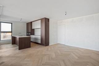 <strong>Laatste afgewerkte units beschikbaar – 6% btw mogelijk (onder voorwaarden).</strong><br /><br />In <strong>De Lesselier</strong>, onderdeel van het prestigieuze <strong>Academisch Kwartier</strong>, bevindt zich dit lichtrijke <strong>3-slaapkamerappartement</strong> op de <strong>vierde en tevens hoogste verdieping</strong>.<br /><br />Een woonst die ruimte, comfort en rust combineert met een uitzonderlijke centrale ligging.<br />Het appartement beschikt over <strong>120,5 m² woonoppervlakte</strong> en omvat een royale leefruimte met open keuken, drie volwaardige slaapkamers en twee badkamers.<br />De aangename <strong>wintertuin </strong>van <strong>10,3 m²</strong> vormt een extra leefruimte waar het hele jaar door genoten kan worden van licht en groen, midden in de stad.<br /><br />De Lesselier is een bijna-energieneutraal woonproject met toekomstgerichte technieken zoals <strong>geothermische warmtepompen</strong>, <strong>vloerverwarming </strong>en energiezuinige installaties, wat garant staat voor hoog wooncomfort en lage energiekosten.<br /><br />Dankzij de ligging in een autoluwe en groene omgeving, woon je hier rustig terwijl winkels, horeca, openbaar vervoer en het historische stadscentrum van Lier zich op wandelafstand bevinden.<br /><br /><strong>3-slaapkamerappartementen zijn beschikbaar vanaf €509.000.</strong><br /><br /><strong>Interesse?</strong><br />Ontdek De Lesselier en contacteer ons via 03 337 50 70 of mail naar info@vbvastgoed.be.