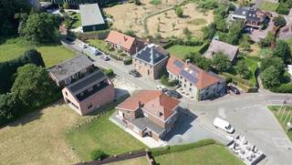 <p>Lennik : in het PITTORESKE CENTRUM van Eizeringen, biedt IMMO STORE u deze TE MODERNISEREN VIERGEVEL WONING met ZUIDGERICHTE TUIN en WERKPLAATS aan. Deze STEVIGE CONSTRUCTIE heeft heel wat POTENTIEEL. Zo kan het gedeelte boven de werkplaats opgetrokken worden voor bijkomende slaapkamers. Momenteel zijn er drie en en één badkamer. Mits een het steken van een VASTE TRAP kan eveneens de zolder INGERICHT worden. Op de gelijkvloerse verdieping bevinden zich de hal, eventueel commercieel gedeelte of kantoorruimte, keuken en woonkamer met zicht op de tuin. De WERKPLAATS aan de rechterkant van de woning betreedt men via 2 HOGE AUTOMATISCHE POORTEN. Van hieruit heb je ook toegang tot de achterkant van de woning. Op WANDELAFSTAND van winkels, scholen en openbaar vervoer. U heeft interesse in dit pand? Contacteer IMMO STORE op 02 203 03 03. Wij regelen voor u een bezoek ter plaatse! +++ EPC 'F' +++</p>