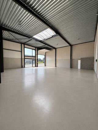 <p>Modern handelspand in de KMO-zone van Elverdinge (Ieper), vlot bereikbaar via belangrijke invalswegen.</p>
<p> </p>
<p>Dit recente handelspand uit 2025 biedt een uitstekende opportuniteit voor ondernemers die op zoek zijn naar een strategische ligging in West-Vlaanderen. Dankzij de locatie in een dynamische KMO-zone geniet het pand van een goede zichtbaarheid en een vlotte bereikbaarheid voor klanten, leveranciers en medewerkers. De drukke ligging zorgt voor extra passage en commerciële mogelijkheden. Het gebouw is geschikt voor diverse professionele activiteiten en vormt een interessante uitvalsbasis voor ondernemingen die willen groeien in de regio van Ieper en Elverdinge.</p>
<p> </p>
<p>• Handelspand met moderne uitstraling<br />• Functionele commerciële ruimte geschikt voor diverse activiteiten<br />• Parkeerplaatsen aanwezig en inbegrepen</p>
<p> </p>
<p>• Gelegen in een goed bereikbare KMO-zone<br />• Strategische ligging nabij belangrijke invalswegen<br />• Recent gebouw uit 2025</p>
<p> </p>
<p>Ook particulier te koop!</p>
<p> </p>
<p>Neem vandaag nog contact op met je ERA-makelaar voor meer informatie of een bezoek.</p>
<p> </p>
<p>JOUW DROOMHANDELSPAND. ZO GEVONDEN!</p>