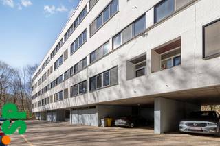 Duplexappartement (3e &amp; 4e verdieping) op groene locatie<br /><br />Dit volledig gerenoveerde duplexappartement is gelegen in een rustige, bosrijke omgeving.<br /><br />Indeling:<br /><br />1e verdieping:<br />Inkomhal met vestiaire, berging, lichtrijke woonkamer en vernieuwde keuken met aansluitend terras.<br /><br />2e verdieping:<br />Nachthal, 2 bergingen, 2 ruime slaapkamers en badkamer (lavabo, douche en toilet).<br /><br />Het appartement werd met hoogwaardige materialen gerenoveerd en is instapklaar.<br /><br />Ook in de gemeenschappelijke delen werden de voorbije jaren tal van vernieuwingen uitgevoerd, waaronder de lift, het dak en de dakisolatie. Bovendien werd recent de buitengevel geschilderd.<br /><br />Een private, overdekte autostaanplaats. Daarnaast is er voldoende publieke parkeergelegenheid voor de deur. Ook is er een gemeenschappelijke fietsenstalling aanwezig.<br /><br />Gelegen op een rustige, groene locatie nabij de Europese School.<br /><br />EPC: 191 kWh/m²<br /><br />Troeven:<br />- Gunstig EPC B<br />- Ruime slaapkamers<br />- Groene omgeving<br />- Overdekte parking<br /><br />Interesse?<br />Contacteer IMMO SP via 014/59.10.20 of mail naar Jill@immosp.be<br />voor meer informatie of een bezoek ter plaatse.<br /><br />Benieuwd naar de waarde van uw eigen woning? Vraag vrijblijvend uw gratis schatting aan — wij helpen u graag verder!