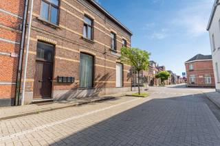 <p>Opbrengsteigendom met 5 verhuurde woonunits</p><p>Bent u op zoek naar een opbrengsteigendom met een aantrekkelijk rendement? Dan biedt dit handelshuis een interessante investeringsopportuniteit!<br />Het pand is momenteel ingedeeld in 3 appartementen en 2 studio's, verspreid over drie bouwlagen. Alle vijf de woonunits zijn volledig verhuurd, wat zorgt voor onmiddellijke huurinkomsten.</p><p><strong><u>Indeling van het gebouw</u></strong></p><p><u>Gelijkvloers:</u><br />Appartement met 1 slaapkamer<br />Studio</p><p><u>Eerste verdieping:</u><br />Appartement met 2 slaapkamers<br />Studio</p><p><u>Tweede verdieping:</u><br />Appartement met 3 slaapkamers</p><p><strong><u>Troeven van deze eigendom</u></strong><br />Momenteel ingedeeld in 5 woonunits<br />Volledig verhuurd aan 3950 euro per maand<br />Rendement van 8%!<br />Aantrekkelijk huurrendement<br />Aparte meters: water, gas en elektriciteit</p><p>Belangrijke stedenbouwkundige informatie: De huidige indeling in 3 appartementen en 2 studio's is niet vergund. De koper dient rekening te houden met de bestaande stedenbouwkundige toestand en de mogelijkheden tot eventuele regularisatie, onder voorbehoud van goedkeuring door de bevoegde overheid.</p><p>Een interessante opportuniteit voor investeerders die op zoek zijn naar een verhuurde eigendom met rendement en potentieel!</p><p>Interesse? Neem gerust contact op voor meer informatie of een bezichtiging: <strong>info@markasa.be</strong> of <strong>03/827.72.92</strong></p>