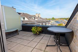 Knus dakappartement met mooi terras te Waarloos. Centraal en rustig gelegen nabij natuurgebied, invalswegen, E19 en winkels. In zeer goede staat, lichtrijk en instapklaar. Gelegen op de derde verdieping en lift tot de tweede verdieping. Aangename living met ruim terras en uitzicht op natuur, geïnstalleerde keuken, wasplaats/berging/technische ruimte, ruime slaapkamer en badkamer met douche.