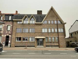 Gezellig appartement, gelegen op de gelijkvloerse verdieping (links) en bestaande uit: inkomhall met aparte wc en berging, leefruimte (31m²)...