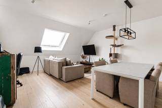 Pal in het centrum van ’s-Gravenwezel bevindt zich dit stijlvol en lichtrijk appartement met twee volwaardige slaapkamers, een zuidwest georiënteerd terras van 9m² en twee ondergrondse autostaanplaatsen. Gelegen in een recente en kleinschalige residentie (bouwjaar 2020), combineert dit appartement hedendaags wooncomfort met een uitstekende ligging nabij winkels, scholen, openbaar vervoer en belangrijke in- en uitvalswegen. <br /><br />Indeling: Via de verzorgde inkomhal met gastentoilet en handenwasser betreedt u het appartement. De ruime woon- en eetkamer, afgewerkt met parketvloer, geniet van een overvloedige lichtinval dankzij de grote raampartijen en staat in directe verbinding met de open leefkeuken. Deze volledig uitgeruste keuken is voorzien van kwaliteitsvolle Siemens-toestellen en een duurzame tegelvloer. Via het schuifraam bereikt u het zuidwest georiënteerde terras waar u in alle rust kan genieten van de zon. <br /><br />De nachthal geeft toegang tot een praktische berging met cv-installatie en aansluitingen voor wasmachine en droogkast. De badkamer is smaakvol ingericht en uitgerust met een dubbel lavabomeubel, ligbad, ruime inloopdouche en handdoekradiator. Verder beschikt het appartement over twee zeer ruime slaapkamers, beide afgewerkt met parketvloer.<br /><br />Extra troeven: Bij het appartement horen twee ondergrondse autostaanplaatsen en een privatieve kelderberging, wat zorgt voor extra comfort en praktische bergruimte.<br /><br />Bijzonderheden: Energiezuinig (EPC A) - Modern en kleinschalig gebouw (2020) - Lift aanwezig - Vloerverwarming - Kwaliteitsvolle afwerking - Onmiddellijk beschikbaar