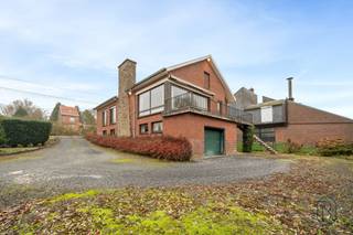 Goedgelegen DEGELIJKE VILLA (onderkelderd) met extra bijgebouw/bouwgrond, op 3090m2, en met een mooi OPEN ZICHT op GROEN. Ideaal voor zelfstandige...