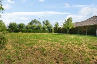 Droomt u van bouwen op een toplocatie? Deze prachtig gelegen bouwgrond voor open bebouwing bevindt zich in het charmante Sint-Amands, vlak bij de Schelde. Het perceel van 587 m² combineert een rustige woonomgeving met een uitstekende bereikbaarheid van alle dagelijkse voorzieningen. Op wandelafstand vindt u onder meer winkels, scholen, banken en openbaar vervoer, waardoor u geniet van maximaal wooncomfort. Dankzij de royale straatbreedte van 22 meter en een bebouwbare oppervlakte van circa 194 m² biedt deze bouwgrond tal van mogelijkheden om uw ideale woning te realiseren. Bent u op zoek naar een ruime bouwgrond op een gegeerde locatie? Aarzel dan niet om ons te contacteren voor meer informatie of de geldende bouwvoorschriften. Voor verdere inlichtingen kunt u vrijblijvend contact opnemen via 03/283.84.84 of mailen naar gert@ax-quality.be.