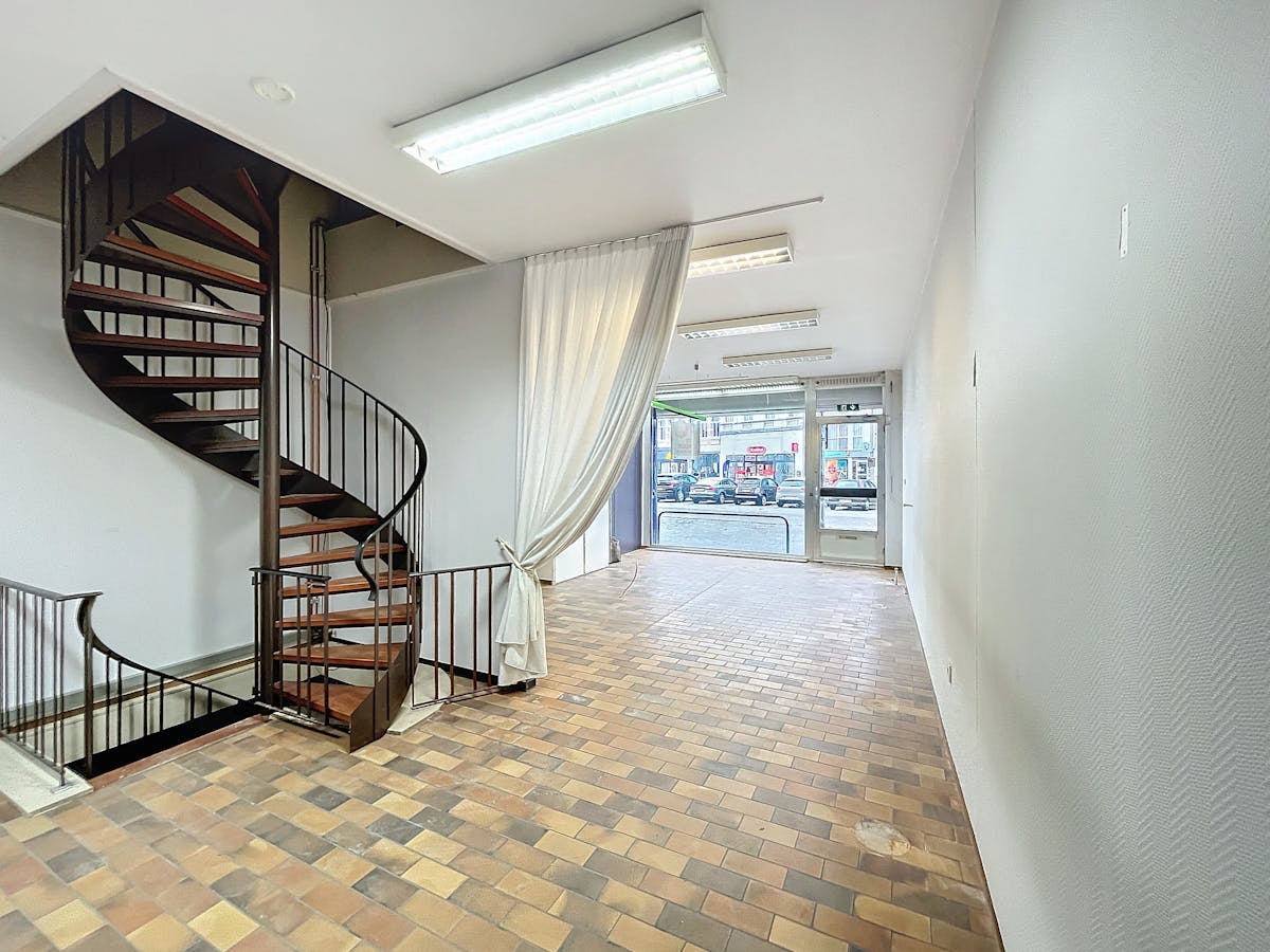 Handelspand (ca. 233 m²) met koer in centrum Lokeren - foto 1