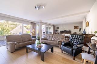 <p><u><strong>Bezoekmoment zaterdag 31 oktober van 11u - 12u30.</strong></u><br /><br />Deze<strong> uitzonderlijk ruime woning</strong> van maar liefst<strong> 440 m² bruikbare vloeroppervlakte, </strong>combineert <strong>comfortabel wonen met tal van mogelijkheden</strong>.<br />Dankzij de <strong>geïntegreerde kantoorruimte</strong> is het pand ideaal voor wie<strong> wonen en werken wil combineren</strong>. De indeling en royale volumes maken de woning bovendien bijzonder <strong>geschikt als kangoeroewoning</strong>, waarbij meerdere generaties onder één dak kunnen wonen met <strong>voldoende ruimte en privacy</strong>.<br />Een <strong>centrale lift</strong> verbindt de verschillende verdiepingen (van kelder tot zolder) en zorgt voor extra comfort.<br />Op het <strong>gelijkvloers</strong> bevindt zich een <strong>ruime kantoorruimte</strong> met <strong>aparte inkom en archief</strong>. Daarnaast is er een<strong> extra casco ruimte</strong> met zicht op de <strong>zuid gerichte tuin</strong>, die nog <strong>volledig naar eigen wens kan worden ingericht</strong>. De <strong>ruime garage</strong> biedt plaats aan <strong>minstens twee wagens</strong>.<br />De<strong> eerste verdieping</strong> vormt het hart van de woning. Hier vind je een <strong>royale leefruimte</strong> met toegang tot het <strong>zuidgerichte terras</strong>, een <strong>afzonderlijk salon</strong> en een ruime <strong>leefkeuken met balkon.</strong><br />Op de <strong>tweede verdieping </strong>bevinden zich <strong>vier slaapkamers</strong>. De <strong>master bedroom</strong> beschikt over een <strong>ensuite badkamer</strong>. Verder zijn er een<strong> tweede badkamer</strong>, een <strong>apart toilet </strong>en een <strong>praktische wasruimte</strong>.<br />Ook aan bergruimte is er geen gebrek. De <strong>geïsoleerde zolder met patio</strong> en de<strong> ruime kelder</strong> bieden heel wat bijkomende mogelijkheden.<br />Een<strong> veelzijdige woning met uitzonderlijk veel ruimte</strong>, geschikt voor een groot gezin, een combinatie van wonen en werken of als kangoeroewoning.</p>
