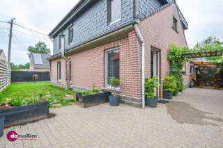 Halfopen bebouwing met 4 slaapkamers in Boortmeerbeek Via de inkomhal met apart toilet kom je in de leefruimte met zit- en eetgedeelte. De leefruimte...