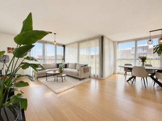 Op een mooie en rustige locatie nabij de Gentse Watersportbaan bevindt zich dit modern afgewerkte hoekappartement met twee ruime slaapkamers en een aangenaam terras.<br /><br />Het appartement ligt aan de achterzijde van het gebouw en geniet dankzij zijn hoekligging van veel natuurlijk licht en een rustgevend uitzicht op de binnentuin.<br /><br />De indeling omvat een inkomhal met ingemaakte kasten, een ruime leefruimte met parketvloer en een moderne, volledig ingerichte keuken met kwalitatieve Miele-toestellen, waaronder een kookplaat, oven, koelkast, dampkap... Verder beschikt het appartement over een praktische berging, een afzonderlijk toilet, twee volwaardige slaapkamers en een ruime badkamer met dubbel lavabomeubel, ligbad en douche.<br /><br />Het terras van circa 7 m² vormt een fijne buitenruimte met zicht op het groen.<br /><br />Bij het appartement hoort een privatieve kelderberging.<br />Een ondergrondse autostaanplaats is afzonderlijk aan te kopen aan € 25.000.<br /><br /><strong><u>ALGEMENE INFO:</u></strong>
<ul>
<li>Lift aanwezig</li>
<li>Bouwjaar: 2008</li>
<li>Kadastraal inkomen: € 1.178</li>
</ul>
<br />Uitstekend gelegen op korte afstand van het centrum van Gent, de R4, E40 en E17, en in de onmiddellijke omgeving van winkels, supermarkten, universiteitscampussen, openbaar vervoer en recreatiemogelijkheden.<br /><br />Een comfortabel en instapklaar appartement op een bijzonder aangename locatie.<br />Zeker een bezoek waard!