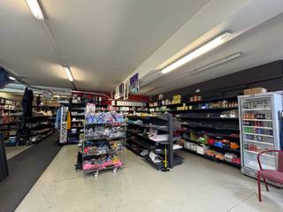 Handelsgelijkvloers 150m² op welgelegen commerciële locatie - hoge visibiliteitsgraad aan invalsweg Oostende (verbinding Gistel-Oostende) - brede etalage van 5m dit zorgt voor natuurlijk licht en veel publiciteitsmogelijkheden - parkeergelegenheid voor de deur + inpandige garage 20m² (toegang via Molenstraat) - beschikbaar vanaf 01 januari 2026.<br /><br /><u>Indeling:</u><br />Winkelruimte 90m² - achterliggende ruimte 17m² met berging 5m² - aparte ruimte met toegang tot meer berging ruimte + sanitair.<br /><br /><u>Troeven: </u><br />- EPC-label "B";<br />- Veel visibiliteit en veel passage;<br />- Diverse handelsbestemmingen mogelijk: winkel, boetiek, praktijk, ...;<br />- Aparte functionele bergruimtes;<br />- Inpandige garagebox 20m².<br />