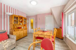 Profitez de la combinaison parfaite entre calme authentique et proximité du centre animé.<br /><br />Cet appartement particulièrement soigné et parfaitement entretenu se compose d’un hall d’entrée, d’un agréable séjour, d’une cuisine séparée, d’une salle de bains avec douche et meuble lavabo, de toilettes séparées ainsi que de deux chambres.<br /><br /><strong>ATOUTS :</strong>
<ul>
<li>Appartement particulièrement soigné et parfaitement entretenu</li>
<li>2 chambres</li>
<li>À seulement 200 mètres du centre</li>
<li>Petite résidence de seulement 6 appartements</li>
<li>Local à vélos commun</li>
</ul>