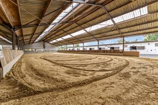 In het groene, landelijke Sinaai ligt deze uitzonderlijke eigendom met een unieke mix van comfort, rust en professionele hippische infrastructuur...