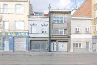 <p>Dit opbrengstgebouw met handelshuis, 2 appartementen en garage in Sint-Jans-Molenbeek is gelegen op een strategische en goed bereikbare locatie nabij belangrijke invalswegen. Deze veelzijdige eigendom biedt een interessante combinatie van wonen, werken en investeren, met diverse invullingsmogelijkheden en potentieel rendement.</p><p>Het handelshuis, gelegen op nummer 511, beschikt over een ruime bewoonbare oppervlakte van 239m² en is te renoveren, wat de mogelijkheid biedt om het volledig naar eigen wensen en noden te herinrichten. Op het gelijkvloers bevindt zich een handelsruimte met goede zichtbaarheid, ideaal voor commerciële activiteiten. Aansluitend vind je een ruime keuken met opslagruimte, een leefruimte, een veranda die uitgeeft op de zonnige tuin, een praktische badkamer en een vestiaireruimte.</p><p>Op de eerste verdieping zijn er twee ruime slaapkamers. De tweede verdieping omvat twee bijkomende zolderkamers die kunnen worden ingericht als extra slaapkamers, bureau of hobbyruimte. Verder beschikt het handelshuis over een kelder, wat extra bergruimte biedt.</p><p>De opbrengsteigendom op nummer 511A omvat een garage met automatische poort, geschikt voor één wagen, en twee identieke appartementen gelegen op de eerste en tweede verdieping. Beide appartementen zijn functioneel ingedeeld met een inkomhal, een ruime leefruimte, een afzonderlijke keuken met toegang tot een terras, één slaapkamer, een badkamer en een apart toilet.</p><p>Het appartement op de tweede verdieping is momenteel verhuurd aan een beperkte huurprijs, wat reeds een basisinkomen genereert en tegelijk ruimte laat voor optimalisatie.</p><p>Elke entiteit beschikt over een individuele gasketel op aardgas, wat zorgt voor een afzonderlijk energiebeheer per unit.</p><p>De EPC-waarden bedragen 325 kWh/m² jaar voor het handelshuis, 263 kWh/m² jaar voor het appartement op de eerste verdieping en 371 kWh/m² jaar voor het appartement op de tweede verdieping. De elektrische installaties zijn niet conform, wat renovatie vereist maar tegelijk kansen biedt om het geheel te moderniseren.</p><p>Dankzij de gunstige ligging in Sint-Jans-Molenbeek, met een vlotte verbinding naar het stadscentrum en omliggende gemeenten, vormt dit opbrengstgebouw een aantrekkelijke investering met toekomstperspectief. Ontdek de mogelijkheden en plan een bezoek om het potentieel zelf te ervaren.</p>