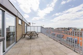 Nieuwpoort :Lichtrijke 1-slaapkamer penthouse met een ruim, zongericht terras en een prachtig zicht op zee en vergezichten over Nieuwpoort. Gelegen...