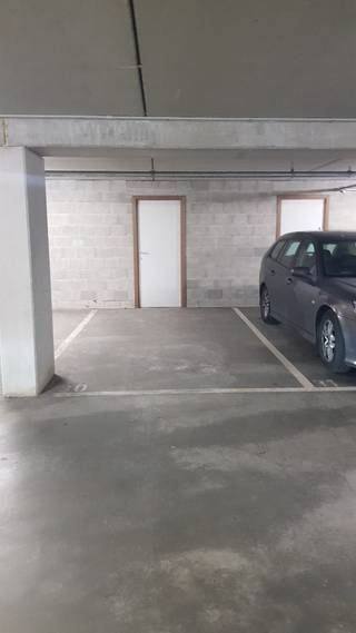 Autostaanplaats met ruime berging.Centraal gelegen (omgeving Delhaize).
Ondergronds op niveau -2 , voetgangerslift aanwezig.
Berging heeft verlichting en elektriciteit met individuele teller.
Uitstekend beveiligd met automatische inrijpoort met afstandsbediening.
Eventueel ook te huur.
Tel 0475 86 71 68