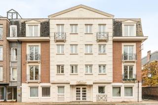 <p>Uniek en luxueus penthouse op de bovenste verdieping, omgeven door een prachtig uitzicht op het park en het gerestaureerde kasteeltje. Dit uitzonderlijke eigendom biedt royale ruimtes, verfijnde afwerking en een zeldzame combinatie van privacy en elegantie.<br /><br />Het penthouse beschikt over drie slaapkamers, waarvan twee met ensuite badkamer. De master is voorzien van een dressing en een luxueuze marmeren badkamer met jacuzzi, douche en bidet. De grote leefruimte wordt overspoeld door natuurlijk licht dankzij de hoge raampartijen aan drie gevels, en geeft uit op twee ruime, verbonden terrassen met uitzicht op het groene park en het kasteeltje.<br /><br />Daarnaast komt u binnen via een elegante, ronde inkomhal met apart gastentoilet. Een mediaroom, volledig ingerichte keuken met bijkeuken, ruime kelder en garage met elektrische poort maken dit tot een compleet en stijlvol geheel.<br /><br />Bezoek na afspraak bij IMMO BEGUIN - info@immobeguin.be</p>