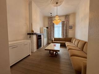 <span><strong>**Bemeubeld appartement in hartje Leuven**</strong></span><br /><br />Dit bemeubeld appartement kan je terug vinden in de Pieter Coutereelstraat, net om de hoek van de Brouwersstraat en het Bruul Park. Het appartement bevindt zich in een rustige <strong>éérichtingsstraat</strong>, dit brengt dus de perfecte mix van het bruisende stadsleven en rustig wonen samen. <br /><br />Het appartement ligt op de <strong>gelijkvloerse verdieping</strong> en is volledig <strong>gemeubeld</strong>. Het beschikt over een ruime leefruimte met eetgedeelte, een volledig geïnstalleerde keuken en badkamer, twee slaapkamers en tot slot een ruime tuin met overdekt terras.<br /><br /><span><strong>Meer informatie of een bezichtiging ter plaatse? Aarzel niet en contacteer ons via 016 229 228 of via verhuur@connect-immo.be</strong></span><br /><br />Huurprijs: €1.395 + nutsvoorzieningen<br />Onmiddellijk beschikbaar<br />EPC label D - 3781977