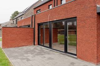 In het centrum van Heultje realiseert Danneels een nieuwbouwproject met energiezuinige gezinswoningen in hedendaagse stijl. De woningen zijn rustig en familievriendelijk gelegen en hebben een prachtig zicht op de velden.    <br /><br />Op het lot 4, een mooi perceel van 500 m² met een ideale west oriëntatie, bouwen we een ruime halfopen bebouwing met o.m. een open ingedeelde woonkamer, ingerichte eilandkeuken en badkamer, ruime slaapkamers, een apart bureau, ruime polyvalente zolder, zongerichte tuin met gezellig terras, oprit en alu carport.<br /><br />Deze bijna-energieneutrale (BEN) woning met E-peil 9 is uitgerust met een geothermische warmtepomp, zonnepanelen en een ventilatiesysteem met warmterecuperatie.<br /><br /><span>Danneels werkt deze woning sleutel-op-de-deur voor je af en jij kiest zelf jouw keuken- en badkamerinrichting en de vloer- en wandtegels bij onze partners. </span><br /><br /><span>De totaalprijs en de oplevertermijn liggen vooraf vast en jouw klantenbegeleider staat voor je klaar.</span>