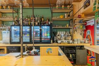 <span><span><span><span><span><strong>Gelijkvloers handelspand met kelder g</strong></span></span></span></span></span><span><span><span><span><span><strong>elegen in historisch Gent op de hoek van de </strong></span><span><strong>Oudburg</strong></span><span><strong> met de Kalversteeg </strong></span></span></span></span></span><br /><br /><span><span><span><span><span>Zitplaatsen binnen voor 40 personen</span></span></span></span></span><br />Zitplaatsen terras voor 30 personen (vergund)<br /><span><span><span><span><span>Totale oppervlakte gelijkvloers: 90m²</span></span></span></span></span><br /><span><span><span><span><span>Kelder : 60 m²</span></span></span></span></span><br /><span><span><span><span><span>K.I. :1.145,-€</span></span></span></span></span><br /><span><span><span><span><span>EPC: </span><span>certificaatnummer 20220707-0002637292-KNR-1 met als label D</span></span></span></span></span><br /><span><span><span><span><span>Asbestattest met unieke code 20230508-000032.000 opgesteld op 05-05-2023</span></span></span></span></span><br /><span><span><span><span><span>Horeca vergunning</span></span></span></span></span><br /><br /><span><span><span><span><span>Momenteel verhuurd aan 2.500,-€/maand</span></span></span></span></span><br /><span><span><span><span><span>Handelshuurcontract begonnen in Juni 2024<br />Vraagprijs: 650.000,- euro</span></span></span></span></span><br />