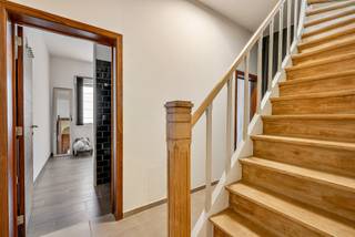 Deze prachtige, instapklare woning te Lebbeke werd grondig gerenoveerd in 2006 en biedt alle modern comfort voor een gezin. Gelegen op een ruim perceel van 891 m² en met een bewoonbare oppervlakte van 237 m², geniet u hier van ruimte, licht en veelzijdigheid.<br /><br />De woning beschikt over 5 volwaardige slaapkamers en 2 badkamers, wat zorgt voor optimaal wooncomfort en privacy voor elk gezinslid.<br /><br />De onderhoudsvriendelijke buitenruimte is een absoluut pluspunt en leent zich perfect voor gezellig terrassen en ontspanning in alle rust. Het zwembad zorgt voor dat extra vakantiegevoel en maakt het geheel compleet.<br /><br />De ligging van de woning is bijzonder gunstig: scholen, winkels en openbaar vervoer bevinden zich op korte afstand en ook met de wagen is de woning vlot bereikbaar. In de voortuin is ruime parkeergelegenheid voorzien.<br /><br />Bovendien biedt deze woning meer dan alleen wooncomfort. Voor wie professioneel ambitieus is, zijn er tal van mogelijkheden om wonen en werken te combineren. De ruime indeling maakt het perfect mogelijk om een zelfstandige activiteit of vrij beroep uit te oefenen, voorheen was hier een schoonheidssalon gevestigd.<br /><br />Voor een bezoek, contacteer Alain op +32 475 51 46 63 of via adj@entree.be