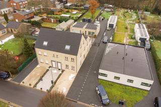 <strong>Moderne en energiezuinige zorgwoning (kangoeroewoning) te koop in Mol Rauw – bouwjaar 2020</strong><br /><br />In het prachtige en groene Mol Rauw bevindt zich deze moderne, energiezuinige zorgwoning (kangoeroewoning), gebouwd in 2020. Een unieke eigendom met tal van mogelijkheden: ideaal voor zorgwonen, samen wonen met behoud van privacy, of als één ruime woning met praktijk- of kantoorruimte.<br /><br />Gelijkvloers<br /><br />De gelijkvloerse verdieping beschikt over een lichtrijke woonkamer met open, volledig geïnstalleerde keuken. Verder is er een slaapkamer met aansluitende badkamer met douche en toilet. <br /><br />Daarnaast zijn er een wasplaats, een aparte douche en toilet en een vooraan gelegen ruimte die kan dienen als bureau, praktijk of hobbyruimte.<br /><br />Eerste verdieping<br /><br />Op de eerste verdieping bevindt zich een ruime leefruimte met open keuken, wasplaats / berging , apart toilet en een mooi terras.<br /><br />Tweede verdieping<br /><br />De tweede verdieping omvat een ruime slaapkamer met douche en lavabo, een tweede slaapkamer en een badkamer met ligbad en toilet.<br /><br />Buitenruimte<br /><br />De tuin is een echte troef: een natuurrijke omgeving die grenst aan de prachtige meren van Mol Rauw.<br />Daarnaast is er een tuinkamer/kantoorruimte van ca. 50 m², uitgerust met keuken, douche, toilet en airco – perfect voor thuiswerk of praktijk.<br />Verder beschikt het pand over een garage en een aparte berging.<br /><br /><strong>Extra troeven</strong><br /><br />30 zonnepanelen<br /><br />Vloerverwarming<br /><br />Driedubbele beglazing<br /><br />Automatische rolluiken<br /><br />Slimme deurbel met camera<br /><br />Laadpaal<br /><br />Waterdoorlatend terras<br /><br />Bad met lage instap<br /><br />Extra brede deuren (rolstoelvriendelijk)<br /><br />Prachtige, rustige ligging<br /><br />EPC gelijkvloers: 75 kWh/m²<br />EPC appartement: 65 kWh/m²<br /><br />Zijn uw ouders nog (bijna) zelfstandig en wilt u dichtbij wonen om zorg te kunnen bieden? Of zoekt u een flexibele woning met praktijkmogelijkheden? Dan is dit een uitzonderlijke kans.