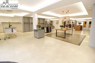 Ruim (450m²) en strategisch gelegen handelspand op commerciële ligging te Erembodegem centrum (Hogeweg). Op deze strategische ligging vinden we...
