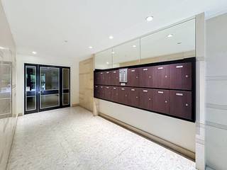 Dit ruim en zonovergoten appartement (V4 met lift) is gelegen op een toplocatie in Oostende en biedt een prachtig verzicht over het befaamde Leopoldpark. Dankzij de centrale ligging bevinden winkels, openbaar vervoer, horeca en het strand zich op wandelafstand. De ruime indeling en het overvloedige natuurlijke licht zorgen voor een aangename woonervaring.<br /><br />Indeling:<br />- Inkomhal<br />- Apart gastentoilet<br />- Ruime, zonovergoten leefruimte met toegang tot het balkon aan de voorzijde en prachtig zicht op het Leopoldpark<br />- Aparte geïnstalleerde keuken<br />- Nachthal<br />- Badkamer met inloopdouche<br />- Badkamer met ligbad <br />- Slaapkamer 1<br />- Slaapkamer 2<br />- Slaapkamer 3<br />- Privekelder <br /><br />Pluspunten:<br />- Uniek uitzicht over het Leopoldpark<br />- 3 volwaardige slaapkamers<br />- Parket<br />- Centrale ligging op wandelafstand van strand, winkels en openbaar vervoer<br /><br />Ben je geïnteresseerd in dit appartement te huur in Oostende? Ga naar de website, klik op het pand dat je wenst te huren en vraag je bezoek aan via de voorziene knop. Na het invullen van een kort profiel nemen wij contact met je op voor een bezoek. Telefonisch kunnen er geen afspraken gemaakt worden.<br /><br />Deze AI-visualisaties zijn bedoeld als inspiratie. Er werd geen rekening gehouden met technische specificaties, stedenbouwkundige voorschriften of de concrete mogelijkheden tot realisatie.