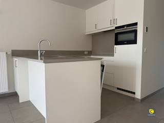 Dit gezellig 2 slaapkamer appartement  bevindt zich pal in het centrum van Aartselaar.Dit appartement is gelegen in een kleinschalig gebouw zonder...