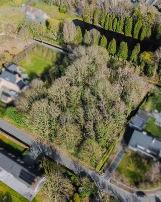 <p><span>DESTELBERGEN - Bouwgrond op exclusieve locatie</span></p><p><span> </span></p><p><span>In het doodlopende gedeelte van de Vossenberglaan te Destelbergen bevindt zich dit perceel bouwgrond van ca. 2.700 m² met een straatbreedte van 35m.</span></p><p><span>Een zeldzame opportuniteit voor wie ruim en kwalitatief wil wonen in een residentiële villawijk aan de groene rand van Gent. </span></p><p><span> </span></p><p><span>Troeven van dit perceel:</span></p><ul><li><span>2.703 m² bouwgrond</span></li><li><span>35 m straatbreedte</span></li><li><span>Rustige ligging in een doodlopende straat</span></li><li><span>Gelegen in een residentiële en gegeerde villawijk</span></li><li><span>Nabij de dorpskern van Destelbergen, invalswegen en Gent </span></li><li><span>Omgeven door groen en privacy</span></li></ul><p><span> </span></p><p><span>Dit perceel biedt de uitstekende basis voor het realiseren van een stijlvolle, hedendaagse villa die perfect aansluit bij het groene en residentiële karakter van de omgeving. </span></p><p><span> </span></p><p><span>Belangrijk: </span></p><p><span>Richtprijs: 695.000 EUR</span></p><p><span> </span></p><p><span>Neem contact op met Axel Lenaerts Makelaars voor meer informatie en de geldende bouwvoorschriften.</span></p>