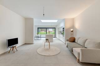 Ben je op zoek naar een energiezuinige woning zonder zorgen, waar je meteen kan intrekken?<br />Deze volledig vernieuwde woning combineert eigentijds wooncomfort met een stijlvolle afwerking en een doordachte indeling.<br /><br />Je wordt verwelkomd in een ruime inkomhal met apart gastentoilet.<br />Vooraan bevindt zich een ruime bergplaats met aparte toegang, ideaal als wasruimte, extra opslag of het veilig stallen van fietsen.<br />De lichte woonkamer en open keuken vormen samen een gezellige leefruimte.<br />De keuken is volledig vernieuwd en voorzien van kwalitatieve inbouwtoestellen en voorzien van voldoende kastruimte.<br /><br />Op de eerste verdieping bevinden zich <strong>twee slaapkamers</strong> en een moderne badkamer met inloopdouche, lavabomeubel en toilet.<br />De zolderverdieping is bereikbaar via een vaste trap en doet dienst als <strong>ruime master bedroom</strong>, met voldoende plaats voor een dressing of extra bergruimte.<br /><br />Buiten geniet je van een ruime, heraangelegde tuin met een nieuw terras.<br />Achteraan is er bovendien ruimte voorzien voor een extra terras, waar je het grootste deel van de dag van de zon kunt genieten<br /><br /><strong>Technische en duurzame troeven:</strong>
<ul>
	<li>EPC A – energiezuinig wonen</li>
	<li>Warmtepomp (lucht-water) met vloerverwarming en -koeling</li>
	<li>Nieuwe aluminium ramen met dubbel hoogrendementsglas</li>
	<li>Volledig vernieuwde elektriciteit</li>
	<li>Isolatie van dak, gevels en vloeren</li>
	<li>Achterbouw met nieuw dak</li>
	<li>Regenwaterput met pomp</li>
	<li>Duurzame vloeren (clickvinyl op verdiepingen)</li>
</ul>
De woning is gelegen in een rustige maar centrale buurt, met winkels, scholen vlakbij.<br />Kortom: een moderne, instapklare woning met alle comfort, waar energiezuinigheid en woonkwaliteit centraal staan.<br /><br />Wil je deze woning zelf ontdekken? Bel ons op 03/775.78.79.<br />Ben je ook van plan jouw eigendom te verkopen? Maak een afspraak voor een gratis schatting — wij maken er samen een succesverhaal van.